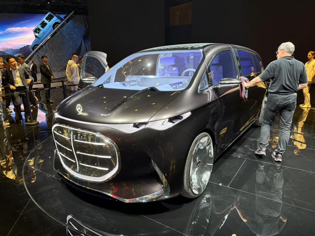 Vision V: When Van Mobility Is Transformed Into an Exclusive Lounge Experience